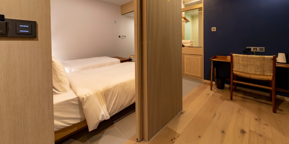 hound hotel signature deluxe twin.jpg